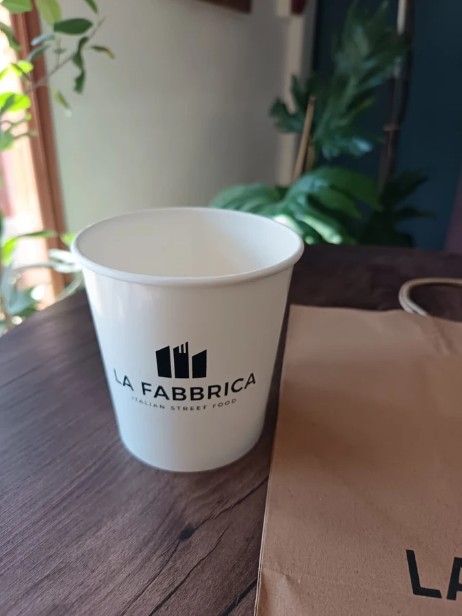 Pote real de La Fabbrica con el logotipo oficial impreso